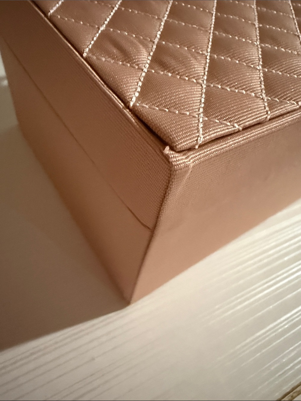 Gucci Beauty pink jewelry and makeup vanity case with a floral-lined interior. - Picture 11 of 15